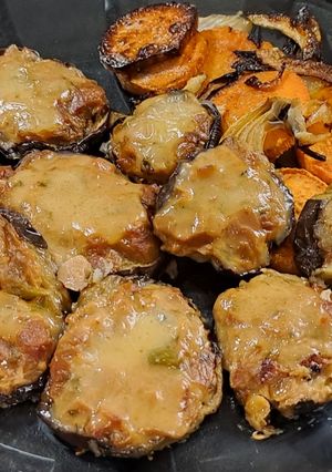Una foto de Medallones de berenjenas con salsa express de jamón y barbacoa