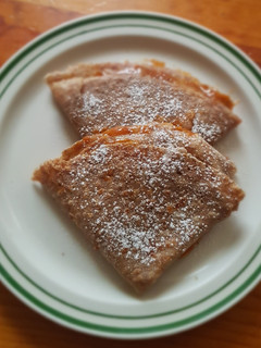 Una foto de Crepas rellenas de dulce de leche con queso