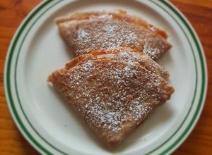 Una foto de Crepas rellenas de dulce de leche con queso