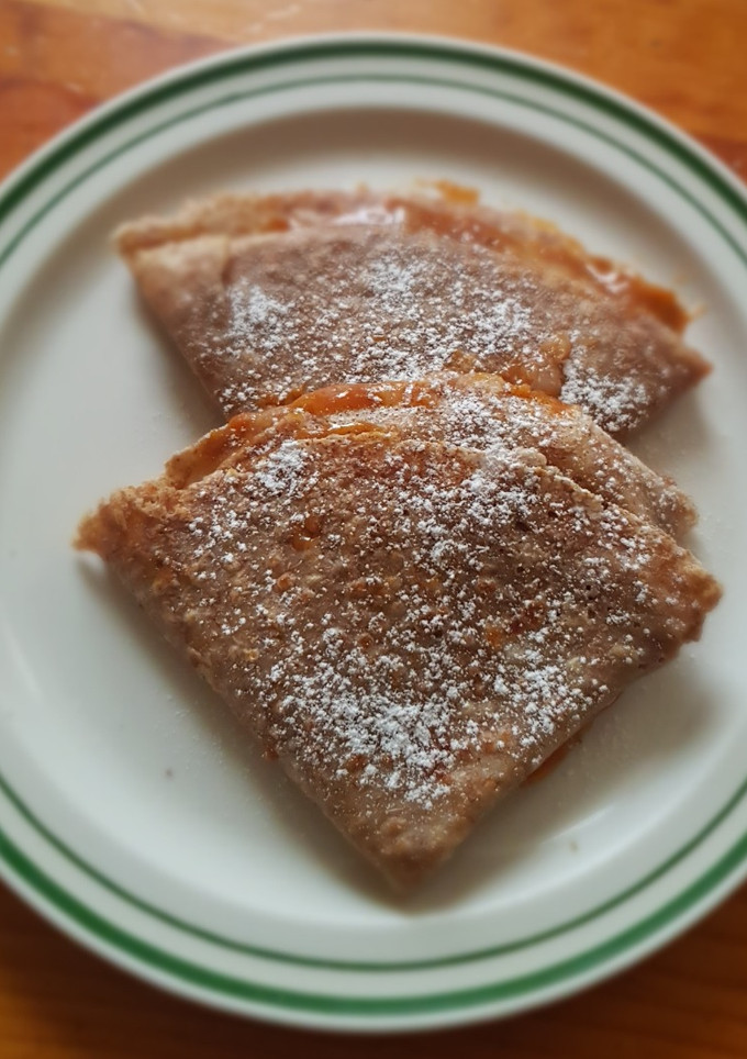 Una foto de Crepas rellenas de dulce de leche con queso