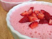 Una foto de mousse de fresas con gelatina