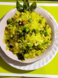 બટાકા વટાણા પૌવા (Bataka Vatana Pauva Recipe In Gujarati) રેસીપી મુખ્ય ફોટો