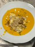 Vellutata di zucca semplice con crostini e edamer fuso