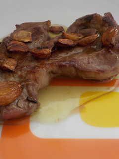 Una foto de Bistec de ternera plancha con ajos dorados
