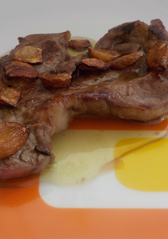 Una foto de Bistec de ternera plancha con ajos dorados