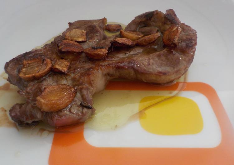 Bistec de ternera plancha con ajos dorados