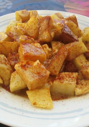 Una foto de Patatas bravas diferentes