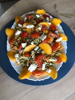 Una foto de Ensalada de pasta y melocotón