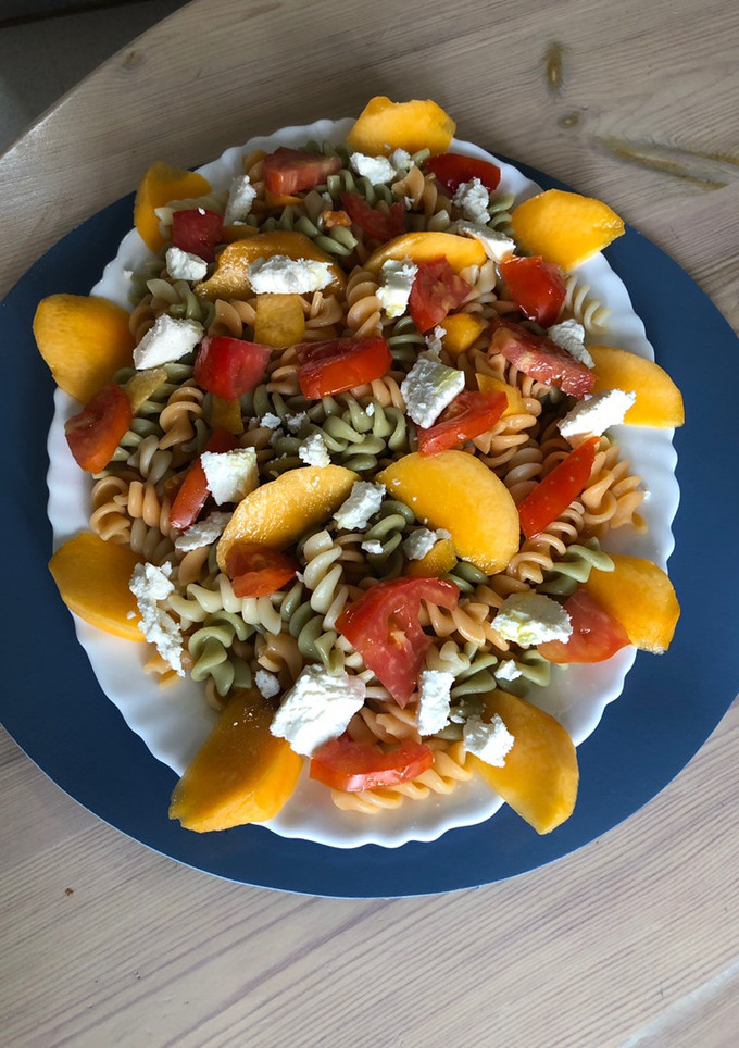 Una foto de Ensalada de pasta y melocotón