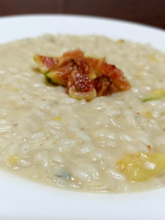 Una foto de Risotto queso gorgonzola y higos frescos