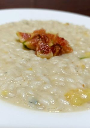 Una foto de Risotto queso gorgonzola y higos frescos