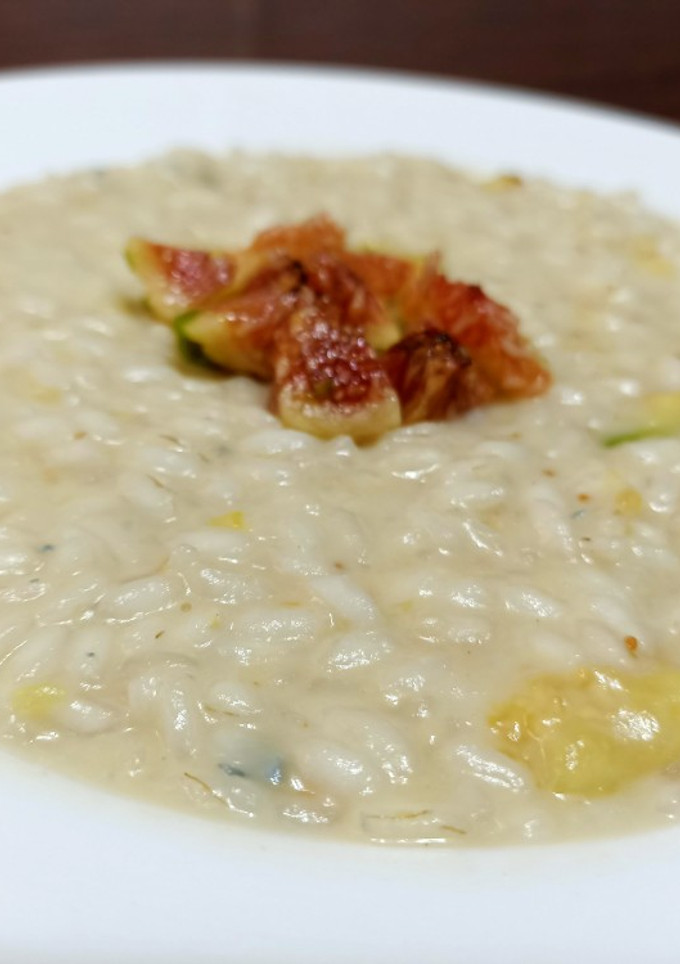 Una foto de Risotto queso gorgonzola y higos frescos