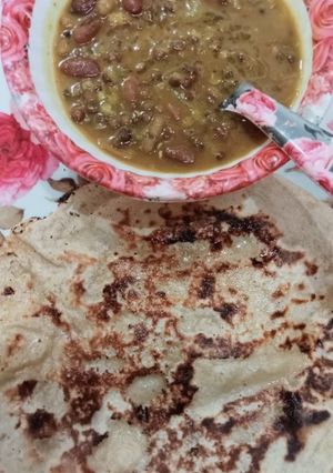 A picture of Daal makhani with Naan.