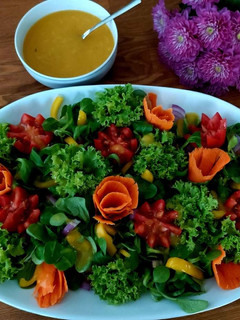 Una foto de Ensalada con salsa de mango