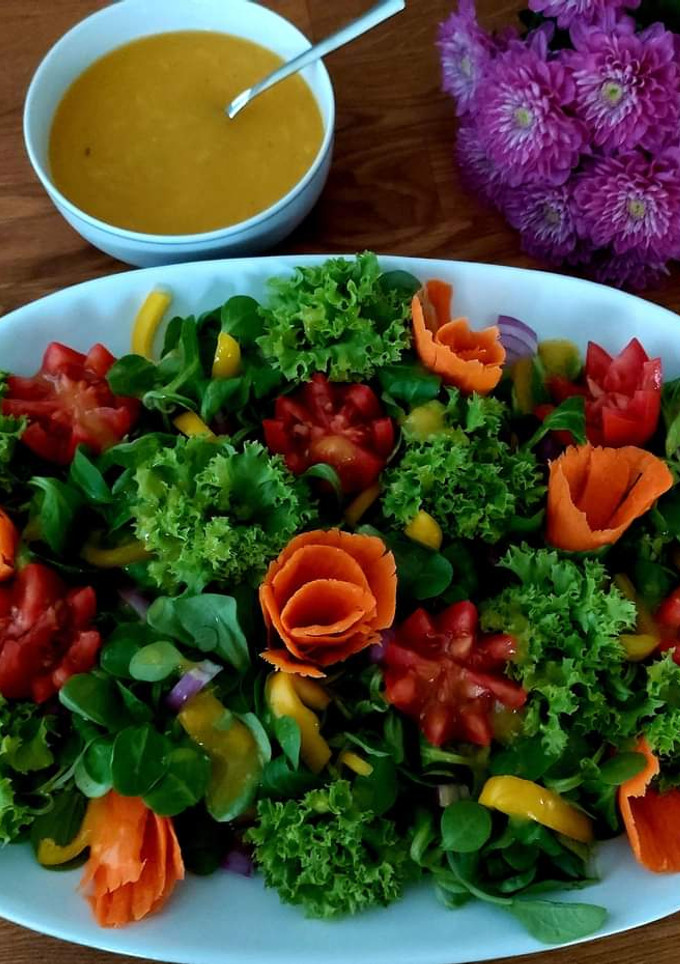 Una foto de Ensalada con salsa de mango