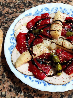 Una foto de Lonchas veganas a las hierbas mediterráneas con guarnición
