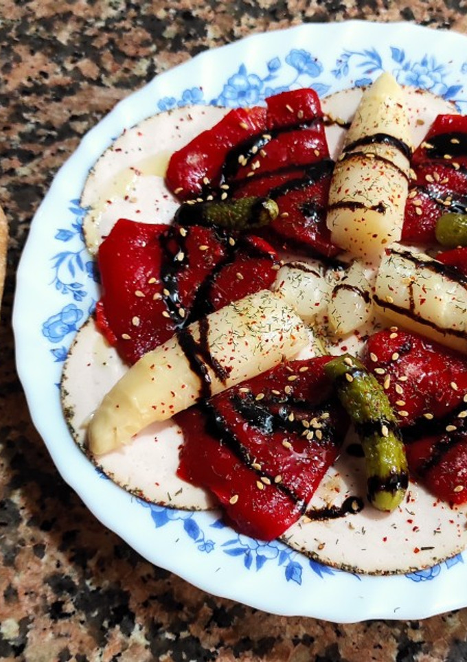 Una foto de Lonchas veganas a las hierbas mediterráneas con guarnición