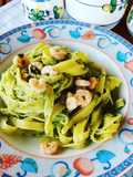 Tagliatelle cremose con zucchine e gamberetti