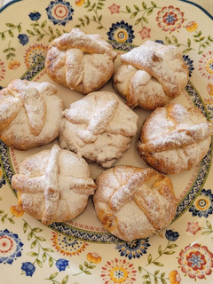 Una foto de Pastelitos de masa quebrada con cabello de ángel. En un plis plas