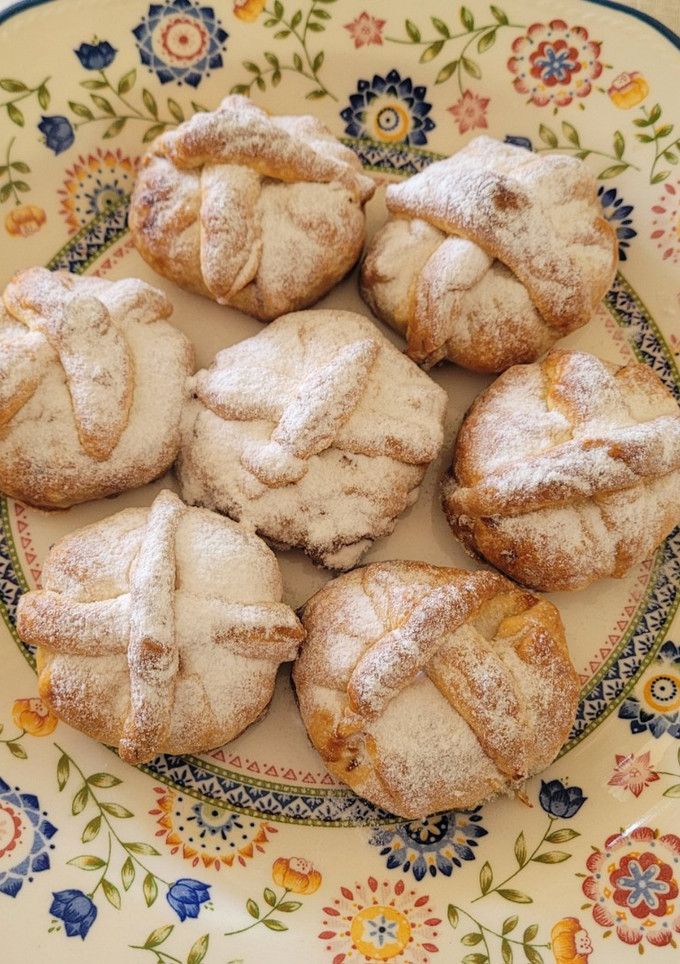 Una foto de Pastelitos de masa quebrada con cabello de ángel. En un plis plas