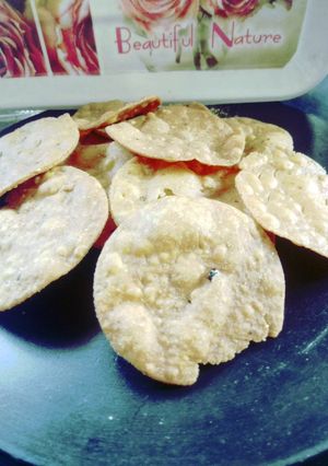 स्पाइसी मठरी (spicy mathri recipe in Hindi) रेसिपी मुख्य फोटो