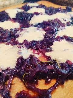 Foto di Pizza ai grani antichi con cipolle rosse e stracchino di riso