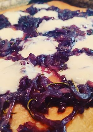 Foto di Pizza ai grani antichi con cipolle rosse e stracchino di riso
