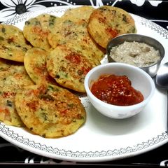 A picture of Instant Rava and Rice Flour Uttappam.