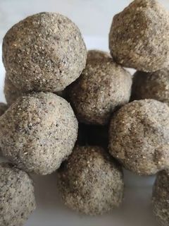 கருப்பு உளுந்து லட்டு/உருண்டை செய்முறை முக்கிய புகைப்படம்