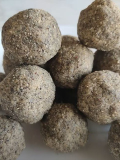 கருப்பு உளுந்து லட்டு/உருண்டை செய்முறை முக்கிய புகைப்படம்