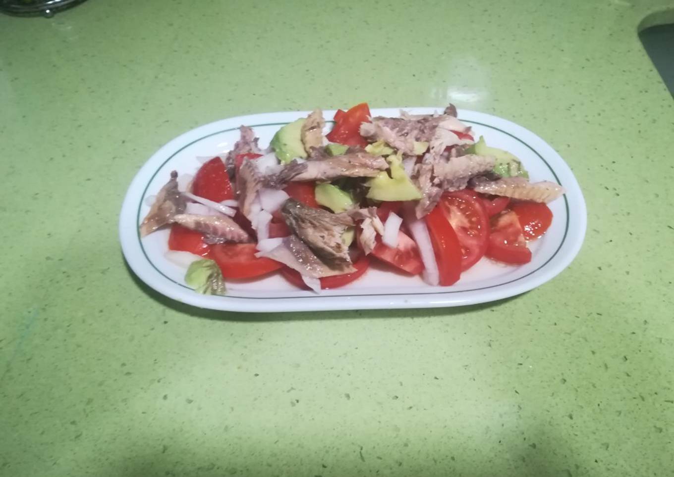 Ensalada de tomates, cebolla, aguacate y caballa