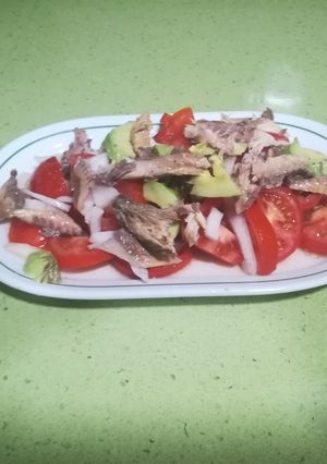Una foto de Ensalada de tomates, cebolla, aguacate y caballa