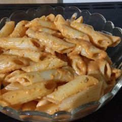 A picture of Yummy red sauce italian pasta with full of veggies.