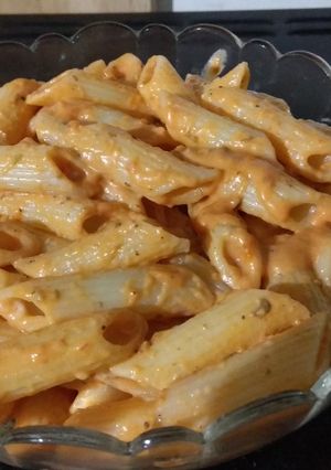 A picture of Yummy red sauce italian pasta with full of veggies.
