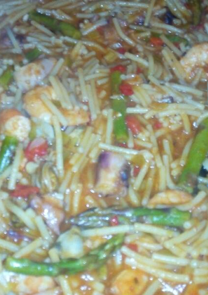Una foto de Fideuá de verduras y mar