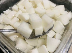 Hình của món Củ Cải Chua Ngọt Hàn Quốc.