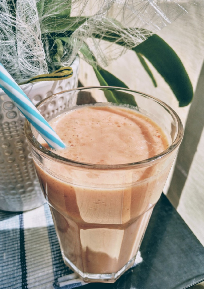 Una foto de Batido de fresa y papaya frescas 🍓🍹