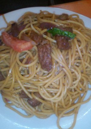 Una foto de Tallarines saltado con res