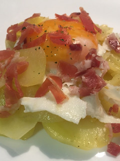 Una foto de Huevos rotos con jamón y patatas