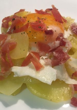 Una foto de Huevos rotos con jamón y patatas
