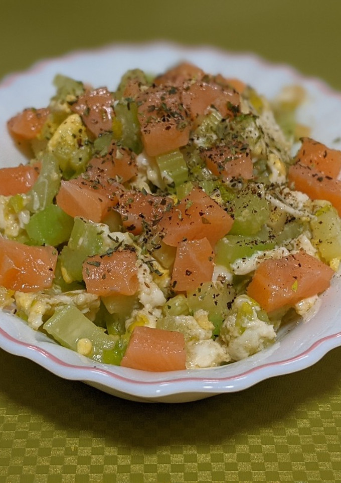 Una foto de Revuelto de apio al ajillo con salmón ahumado