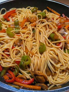 Una foto de Pasta Oriental con verduritas y salsa Yakisoba