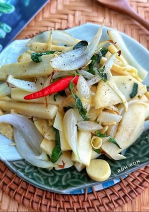 Hình của món Măng Xào Hành Tây Rau Răm Chay.