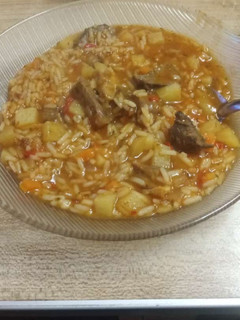Una foto de Guiso de arroz con sobras de asado😅