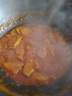Una foto de Wok de atún encebollado con pimentón