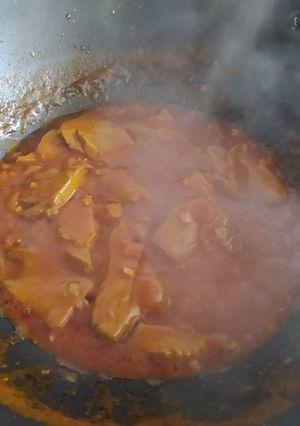 Una foto de Wok de atún encebollado con pimentón