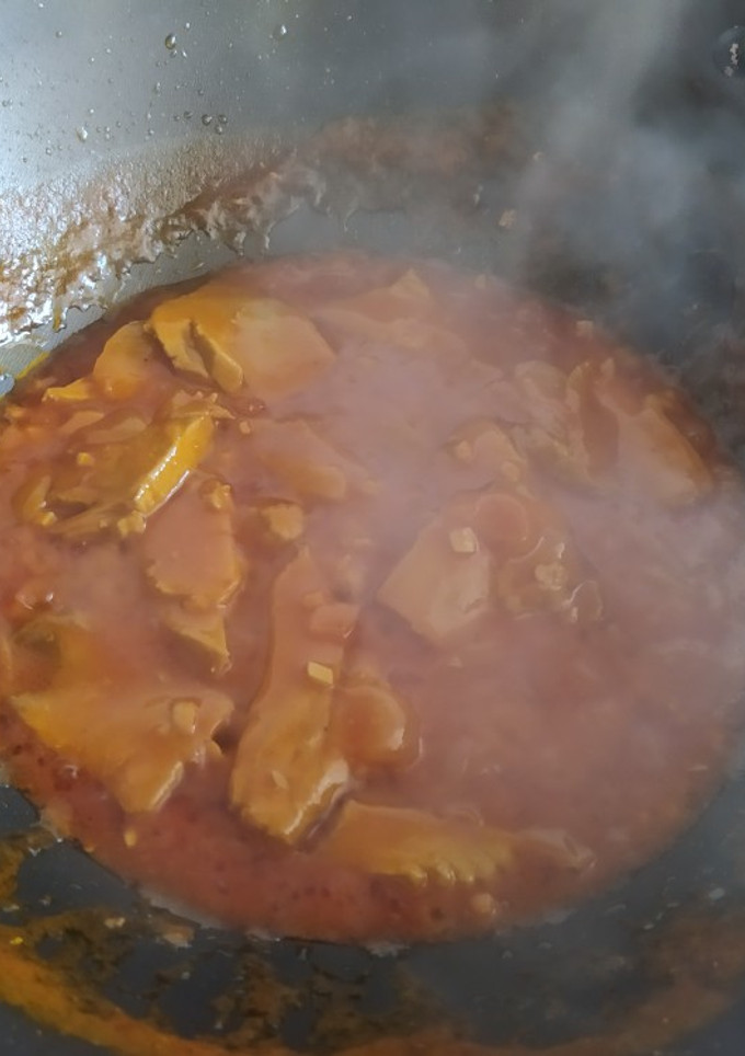 Una foto de Wok de atún encebollado con pimentón