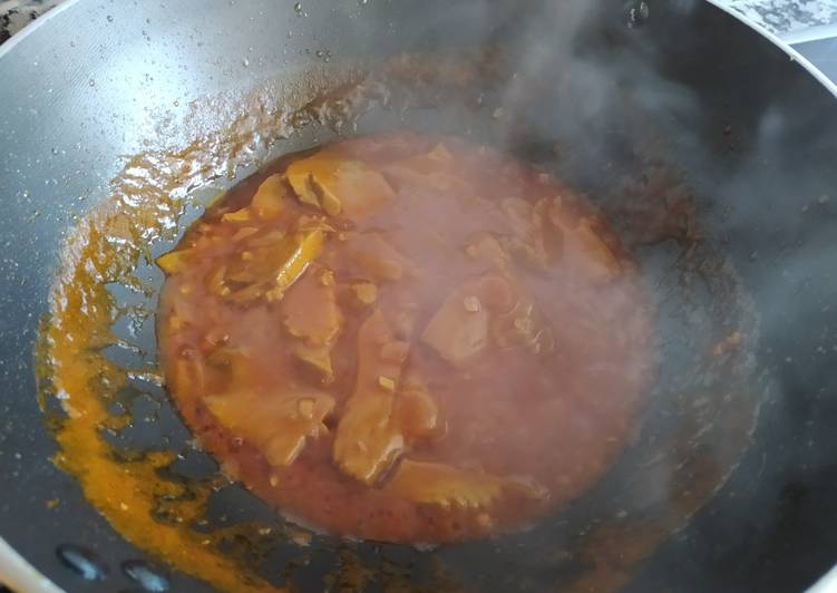 Wok de atún encebollado con pimentón
