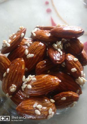 A picture of Honey sesame almonds.