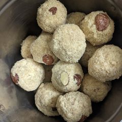 A picture of Rava besan ladoo.